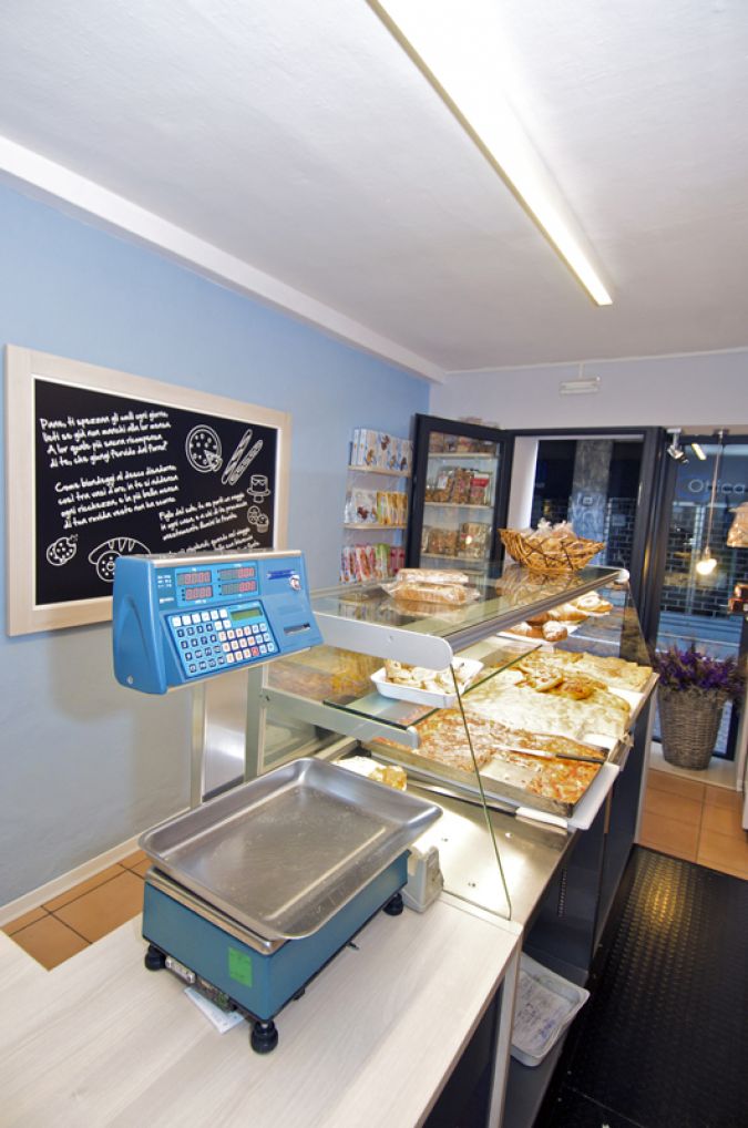 arredamento negozi panetteria borgosesia (17)